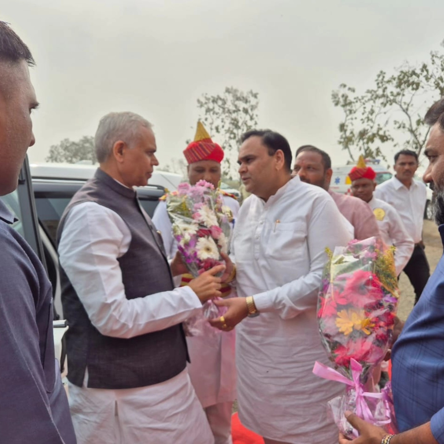 તા.૨૪-૧૨-૨૦૨૪ ના રોજ ગાય સેવા એ પ્રભુ સેવા ગુજરાત રાજ્યના મહામહિમ રાજ્યપાલ શ્રી આચાર્ય દેવવ્રતજી એકમાત્ર બારડોલી વિભાગ પાંજરાપોળ અને ગાય સેવા ચેરીટેબલ ટ્રસ્ટ ગામ, માણેકપોર, તા. બારડોલી, જી. સુરત, શુભેચ્છા મુલાકાતે આવ્યા ત્યારે સંચાલક મંડળ દ્વારા સેવાકીય પ્રવૃતિઓ વિશે માહિતી આપી.